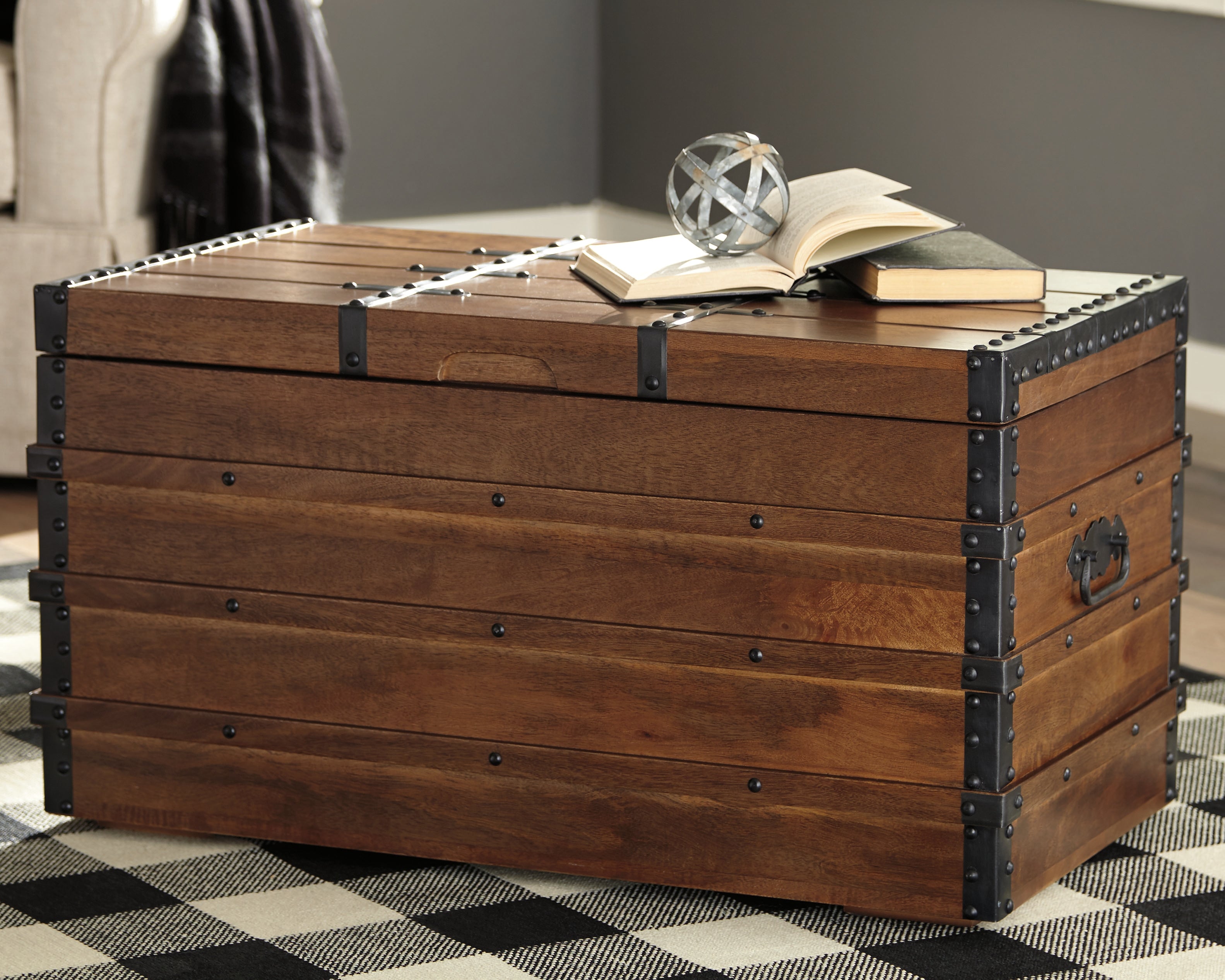 Diamond Furniture - Ashley Furniture - Kettleby Storage Trunk - Storage Trunk - A4000096
