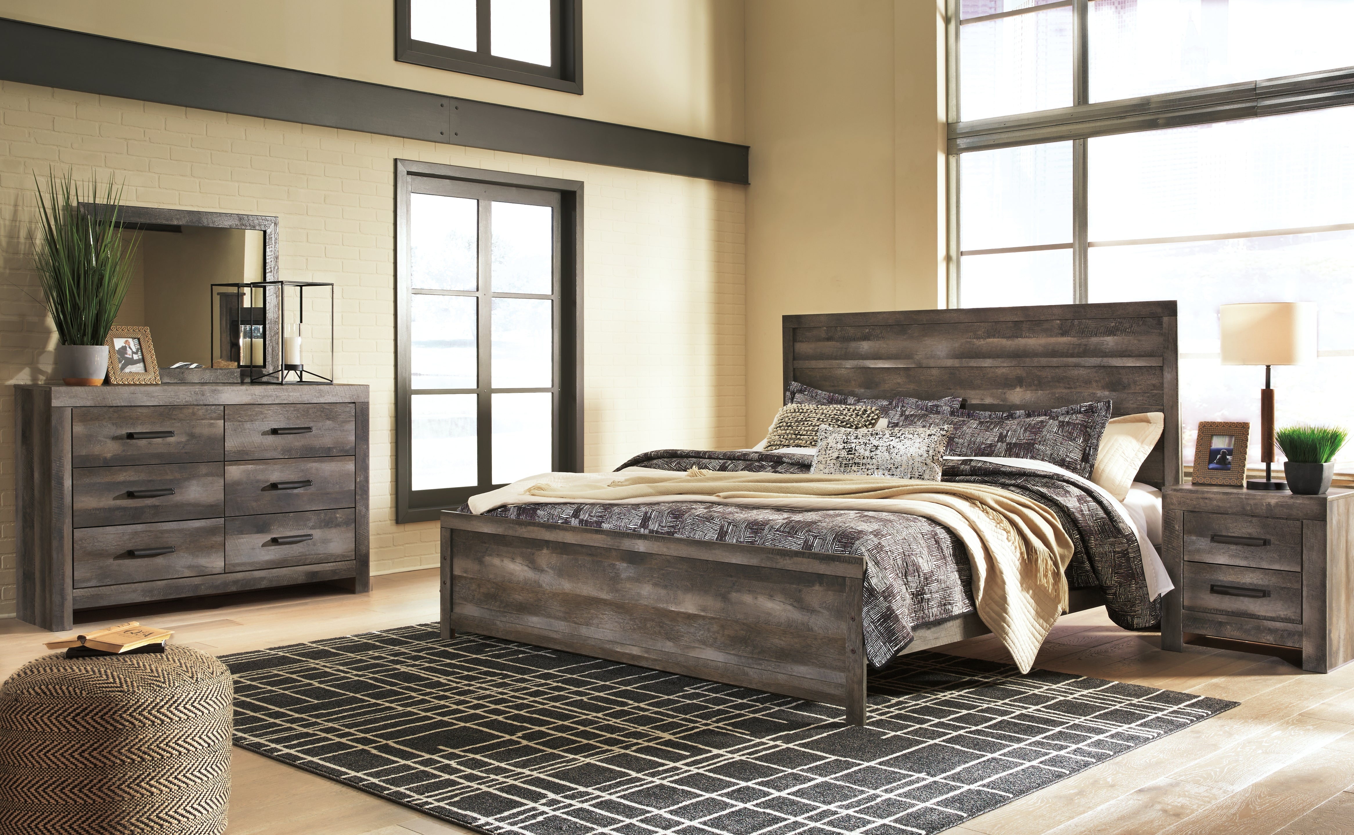 Diamond Furniture - Ashley Furniture - Wynnlow King Panel Bed with Mirrored Dresser and Nightstand - King Panel Bed with Mirrored Dresser and Nightstand - B440B23