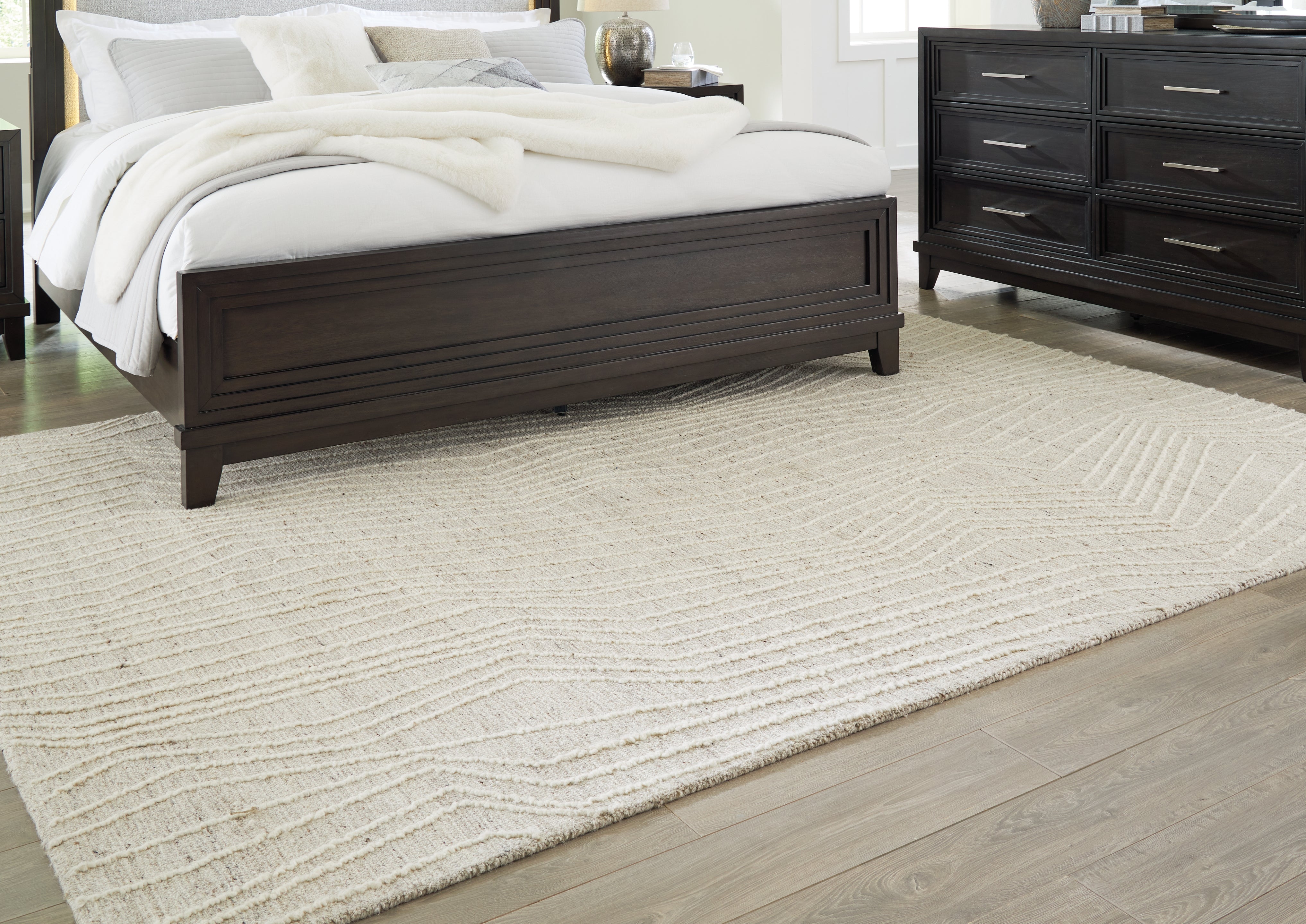 Diamond Furniture - Ashley Furniture - Varahill 8' x 10' Rug - 8' x 10' Rug - R406931