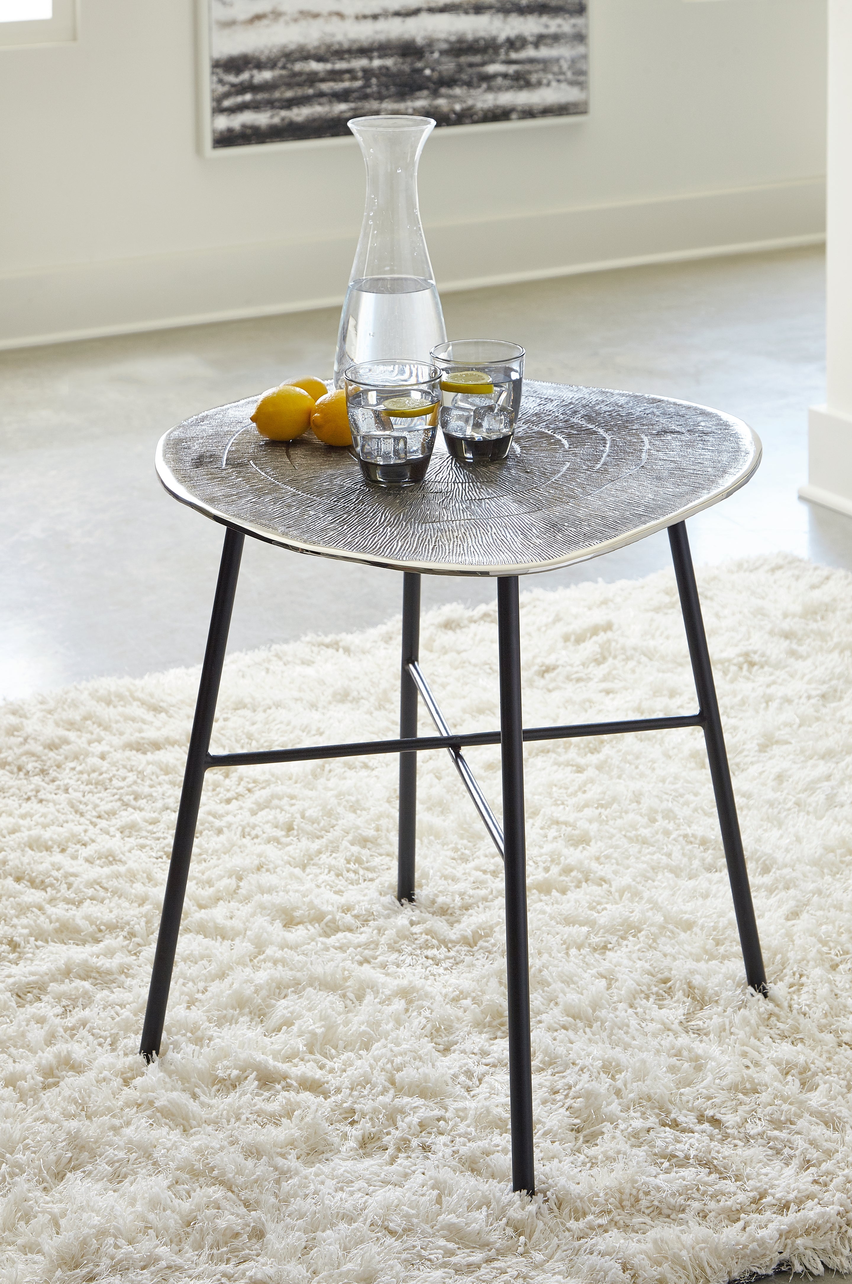 Diamond Furniture - Ashley Furniture - Laverford End Table - Round End Table - T836-6