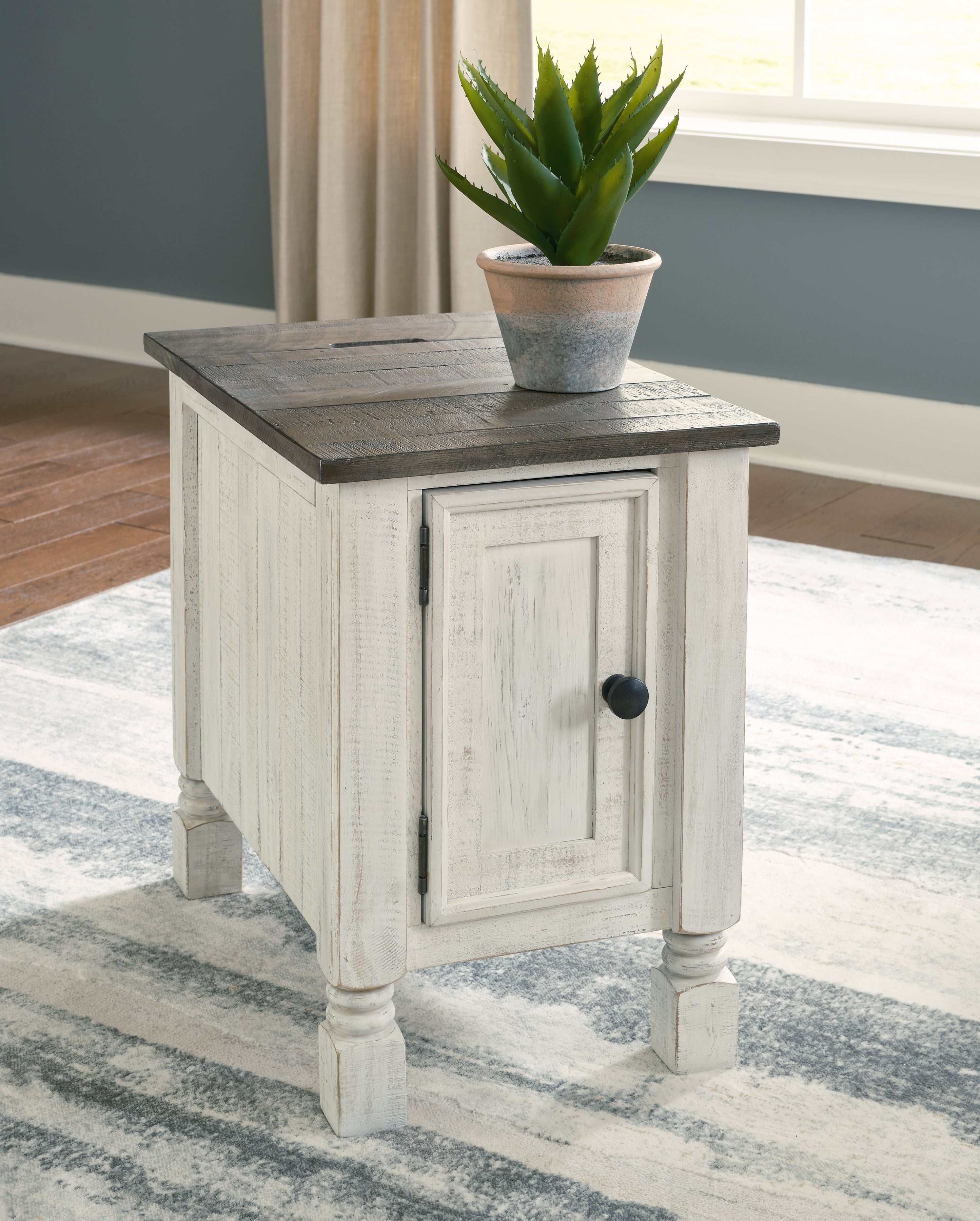 Diamond Furniture - Ashley Furniture - Havalance Chairside End Table - Chair Side End Table - T994-7