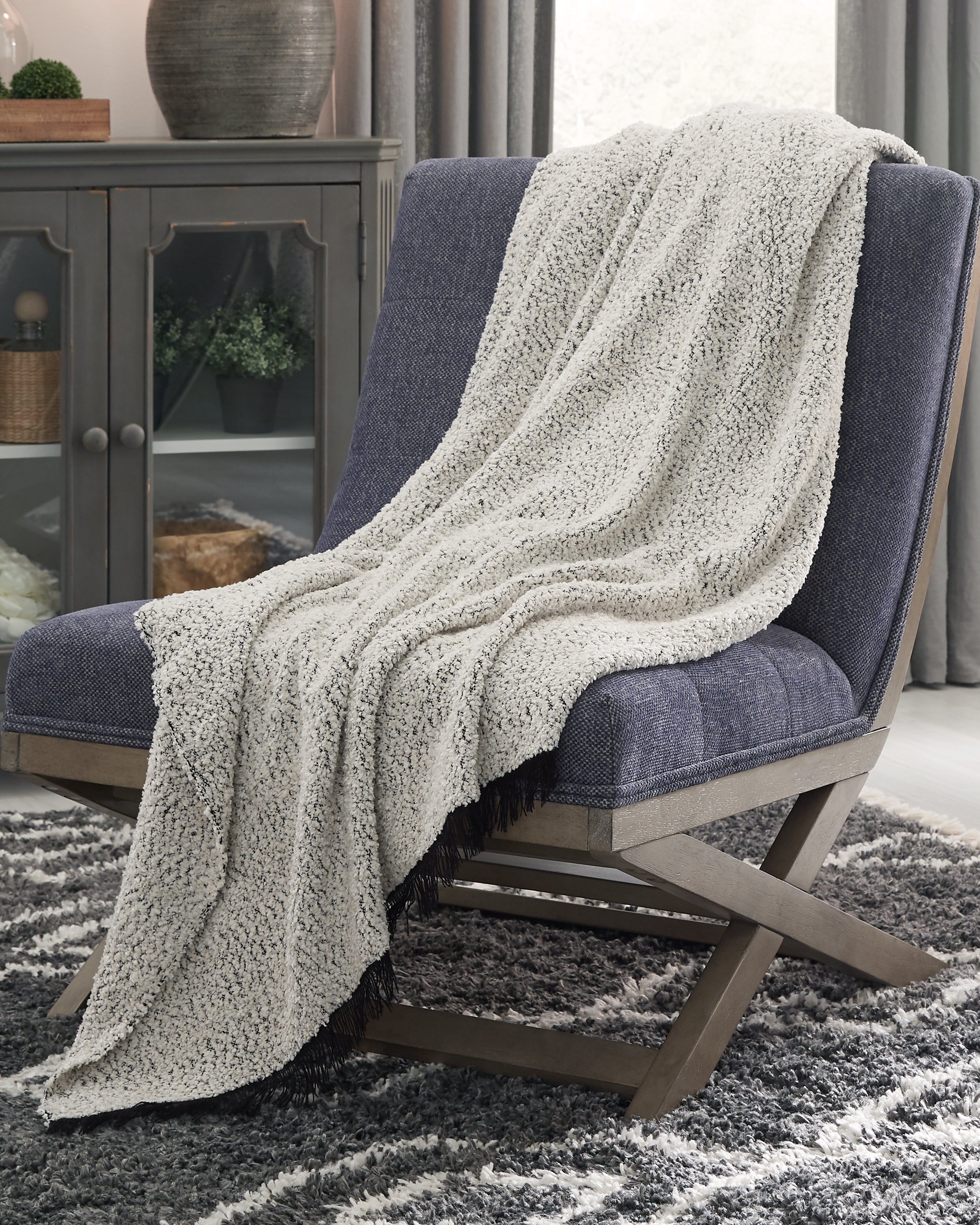 Diamond Furniture - Ashley Furniture - Leonita Throw - Throw / Black/White - A1000769T