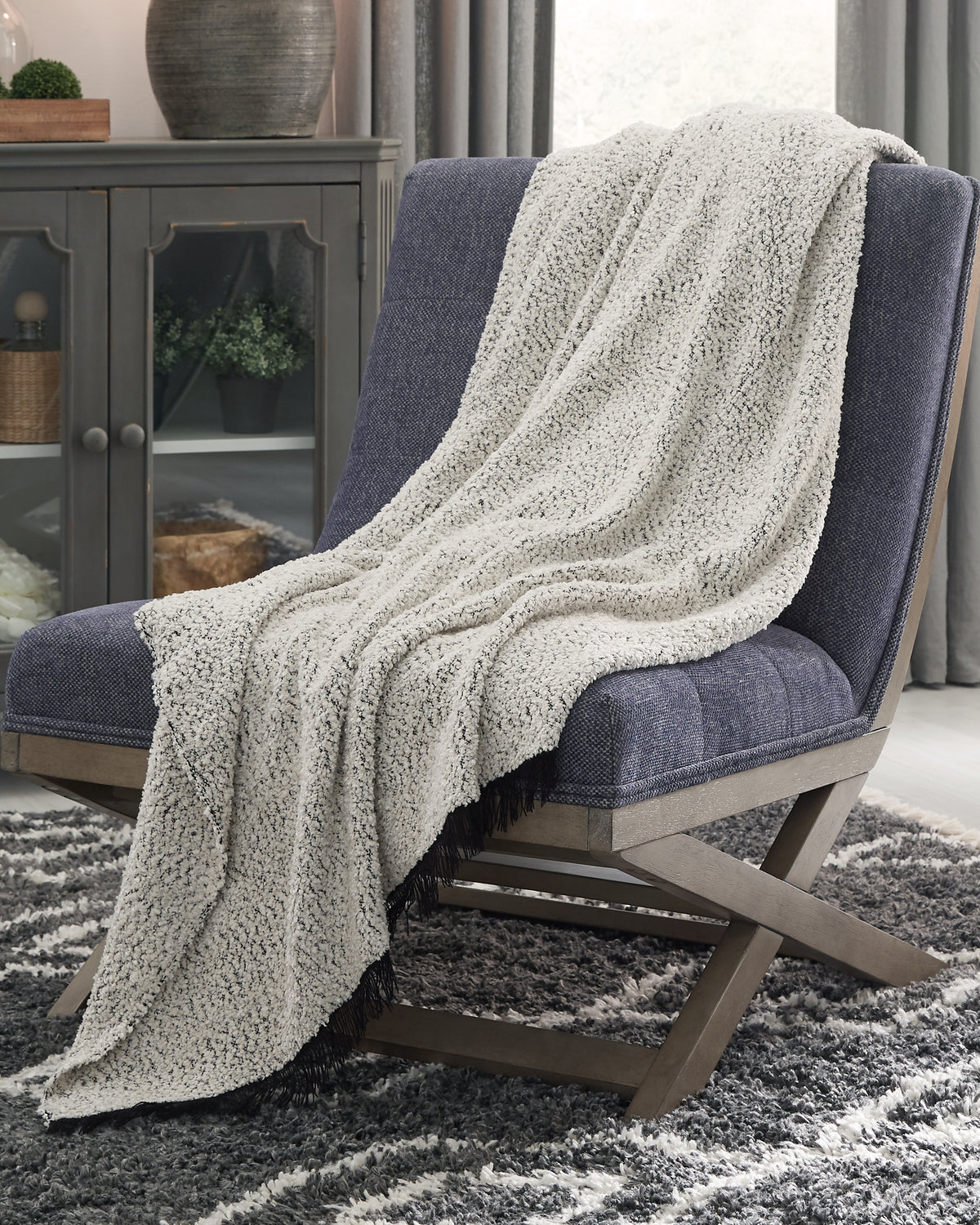 Diamond Furniture - Ashley Furniture - Leonita Throw - Throw / Black/White - A1000769T
