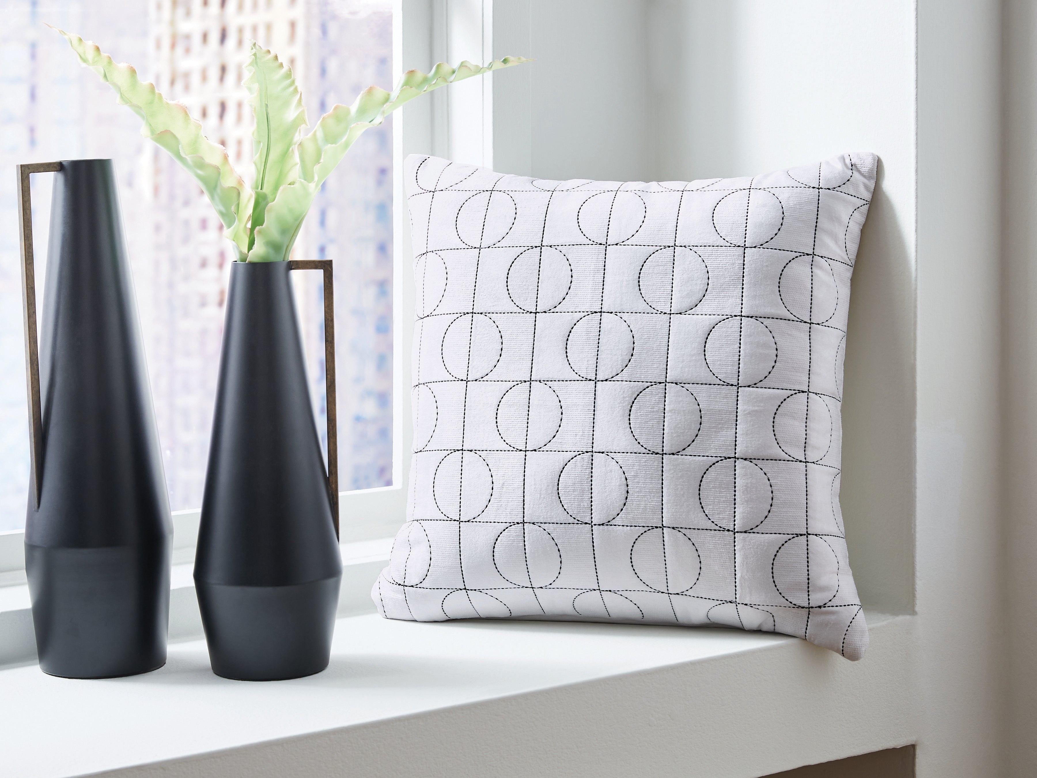 Diamond Furniture - Ashley Furniture - Kydner Pillows - Pillow (4/CS) / White/Black - A1001107