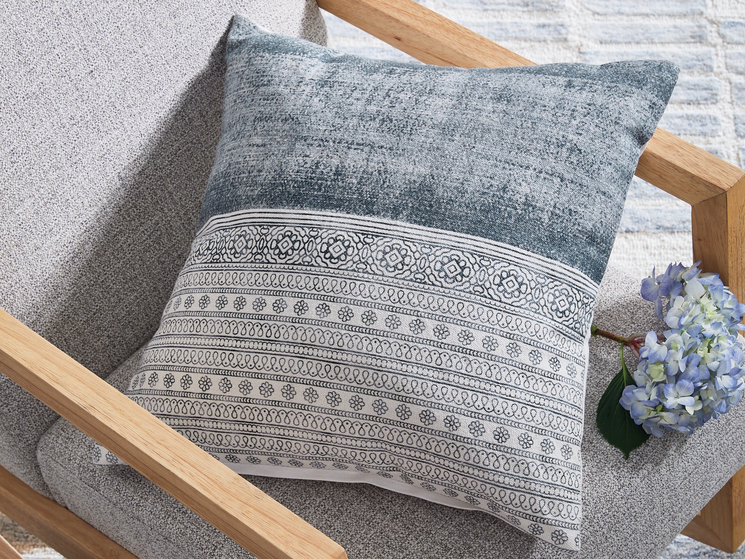 Diamond Furniture - Ashley Furniture - Harperville Pillows - Pillow (4/CS) / Blue/White - A1001127