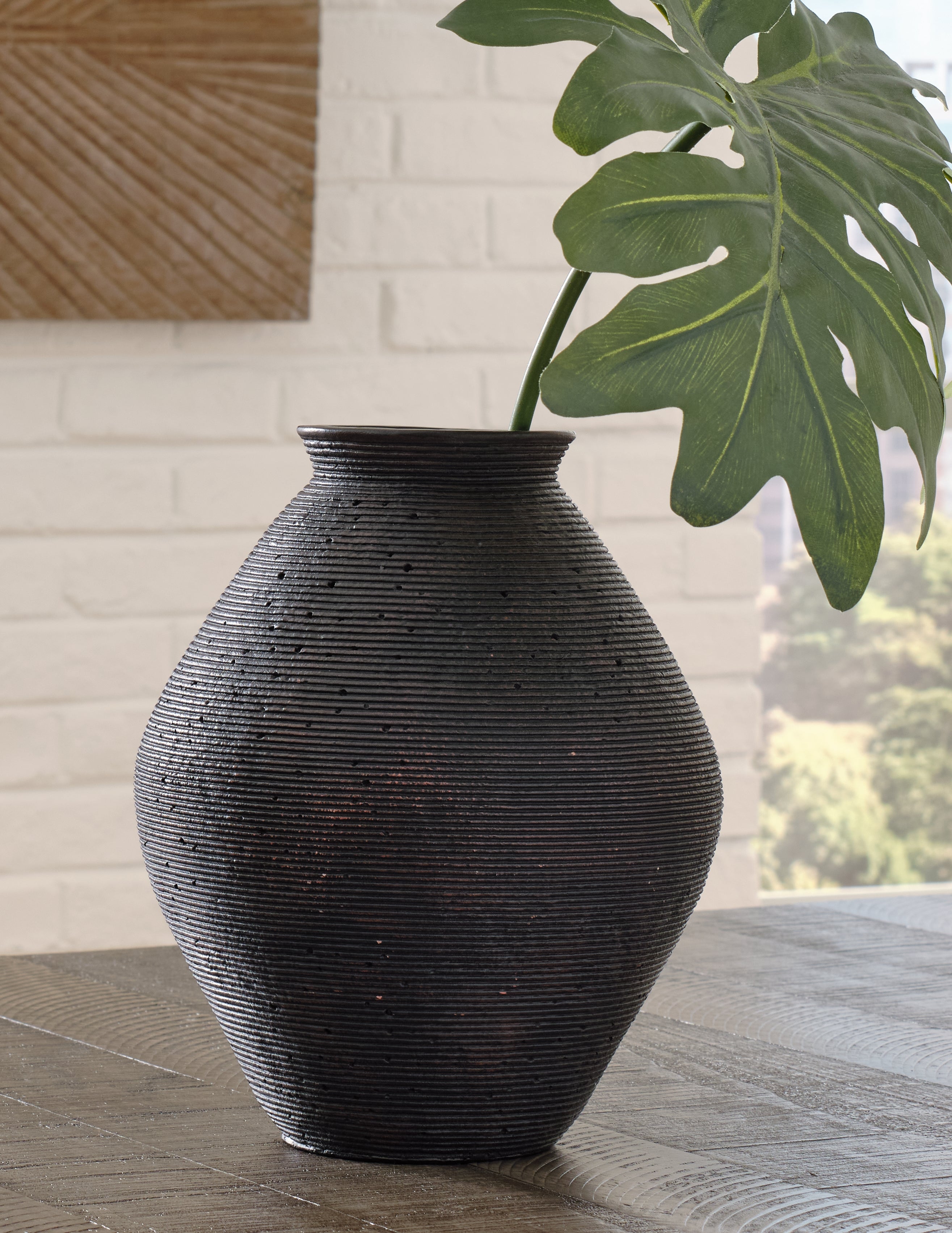 Diamond Furniture - Ashley Furniture - Hannela Vase - Vase / Antique Brown - A2000511