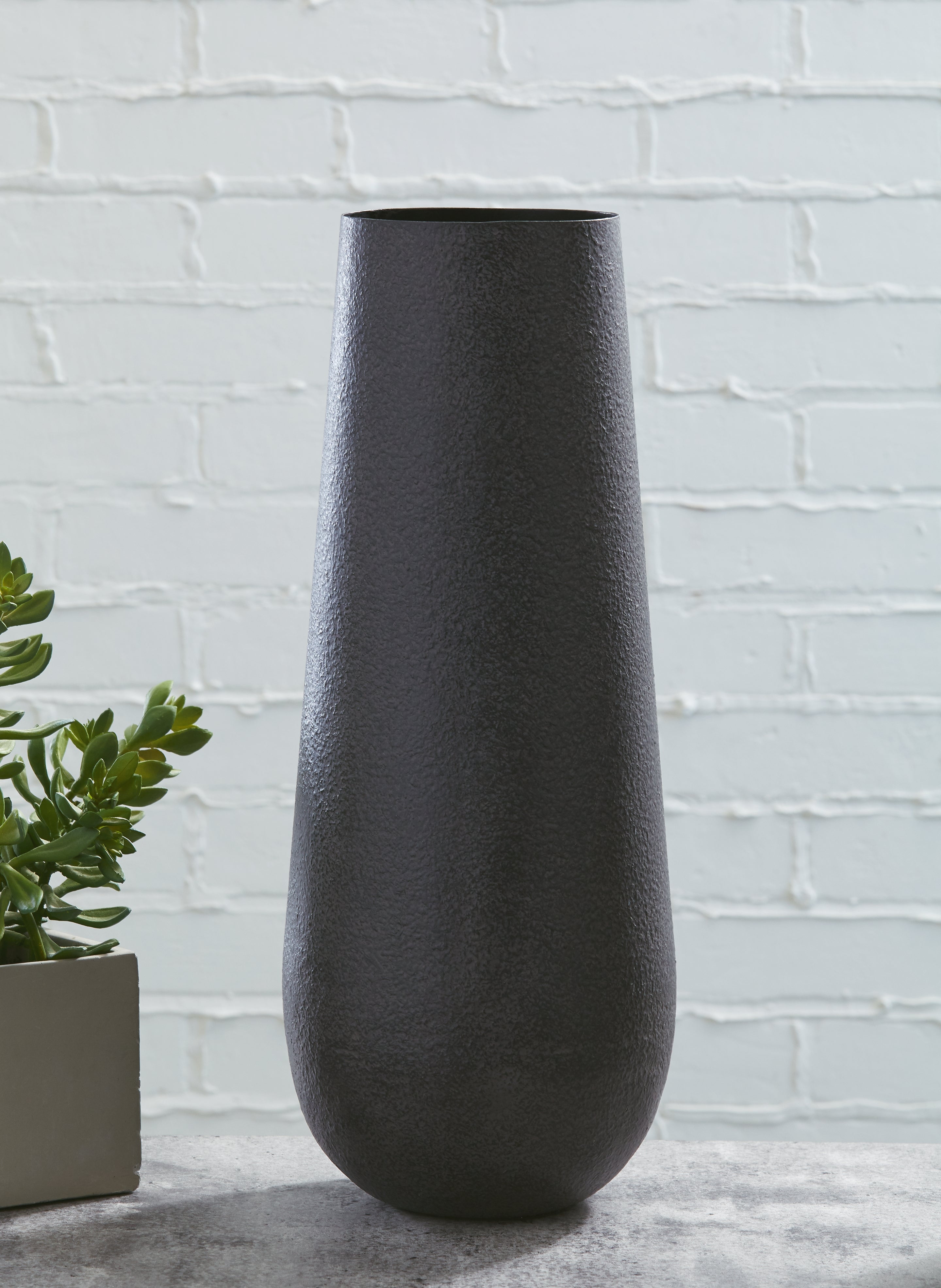 Diamond Furniture - Ashley Furniture - Fynn Vase - Vase / Antique Brown - A2000516