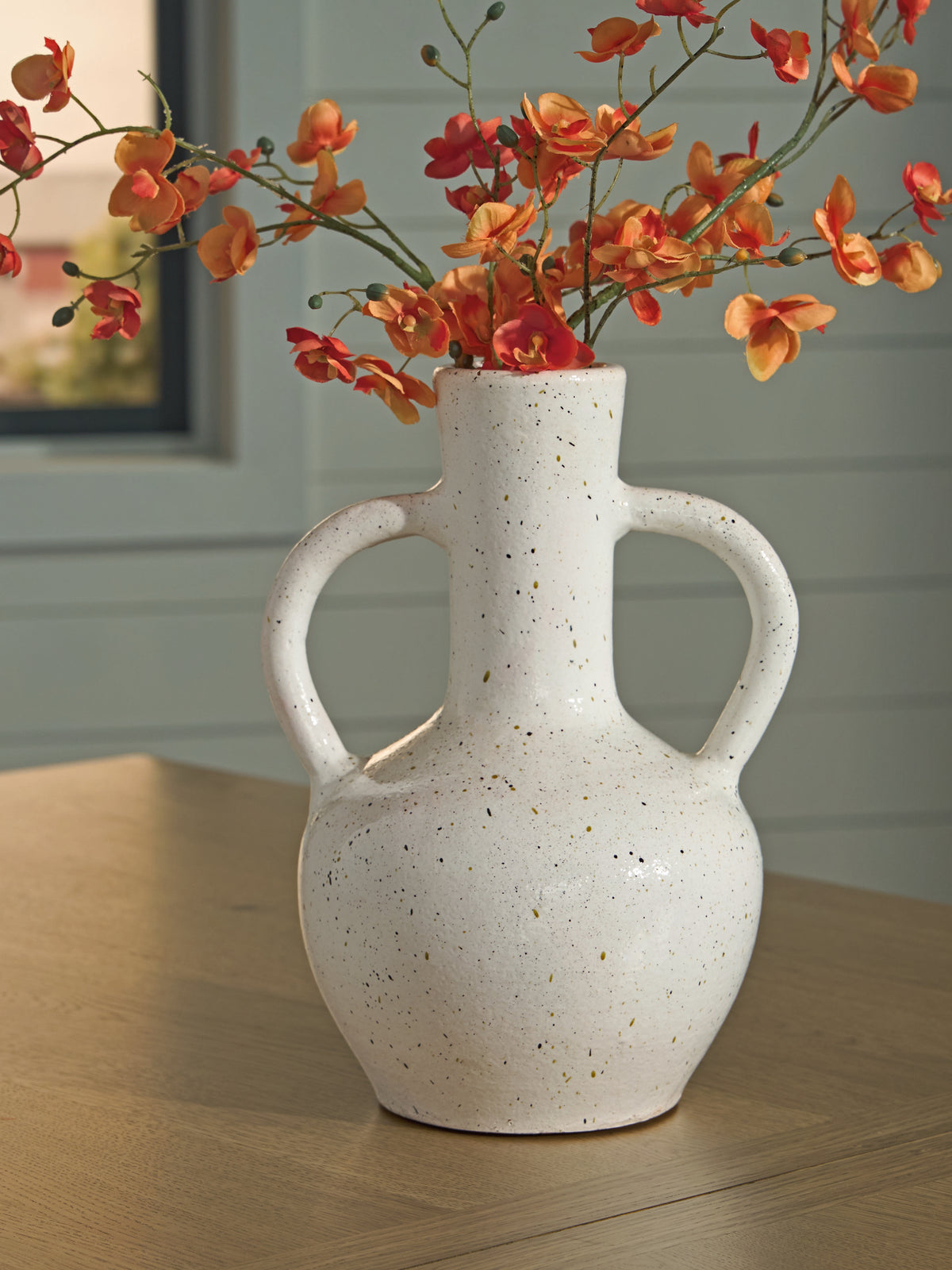 Diamond Furniture - Ashley Furniture - Dallinworth Vase - Vase / White/Black - A2000831