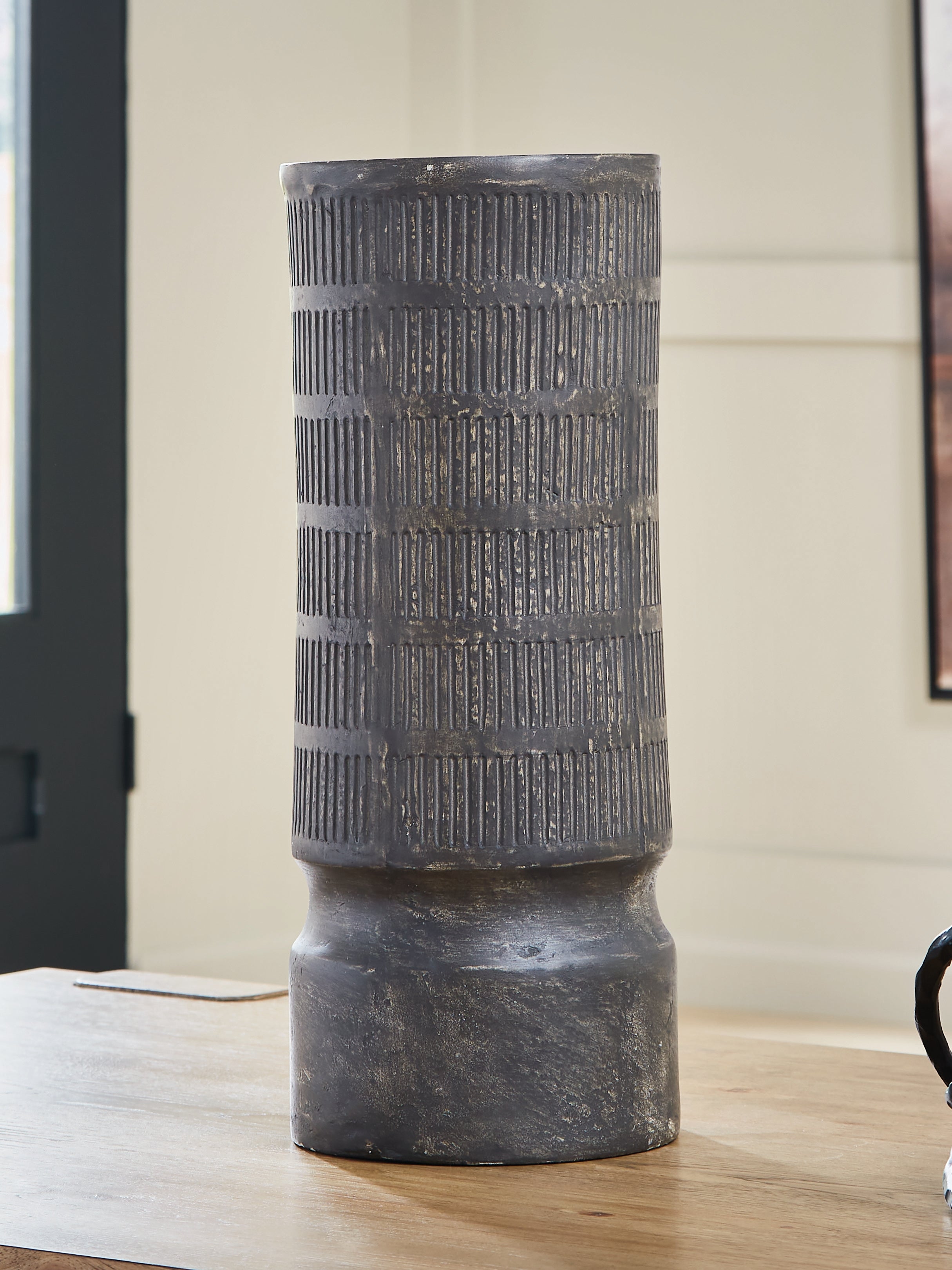 Diamond Furniture - Ashley Furniture - Beninworth Vase - Vase - A2000879