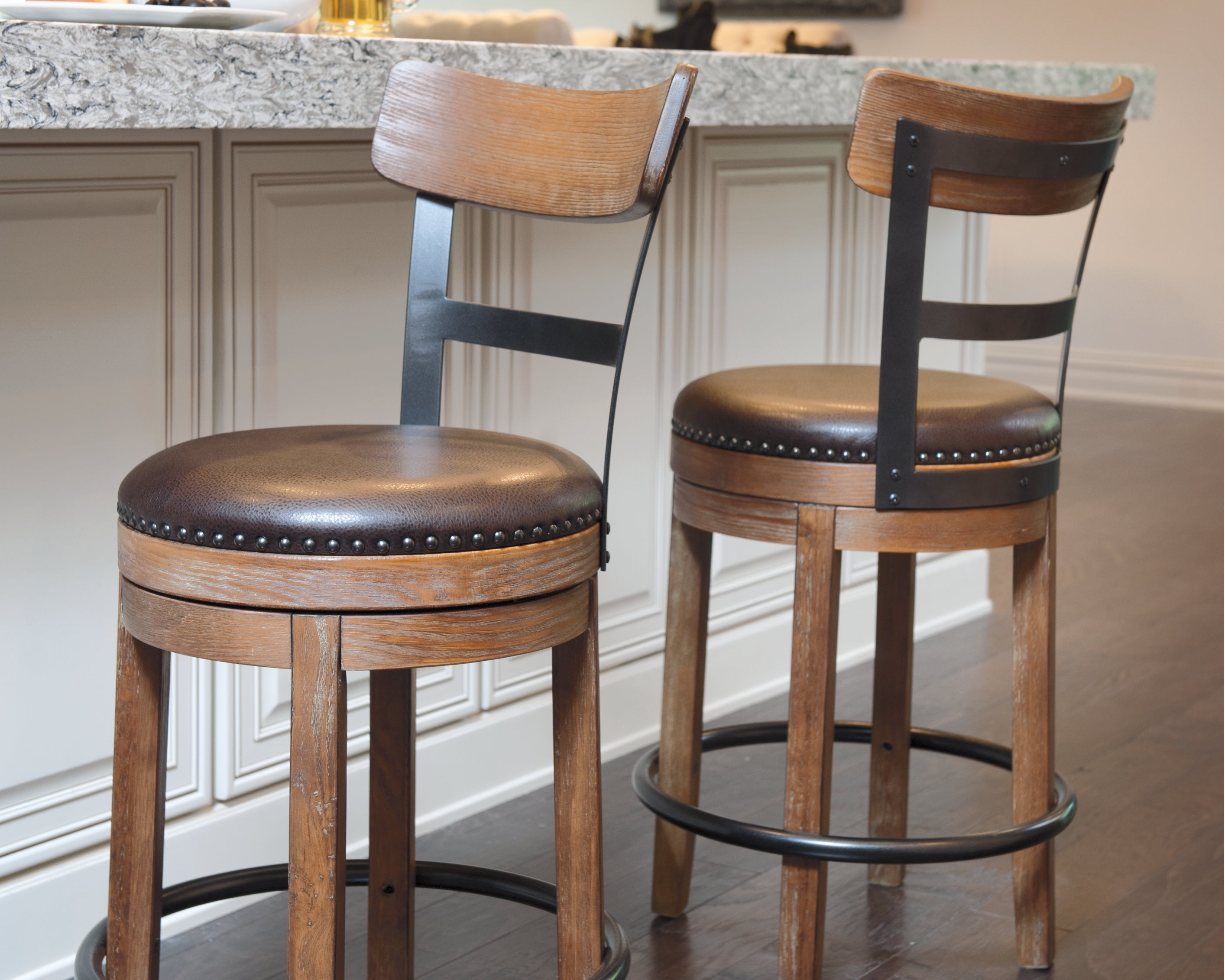 Diamond Furniture - Ashley Furniture - Pinnadel Dining Room - Counter Height Bar Stool (Set of 2) / Grayish Brown - D542-124X2