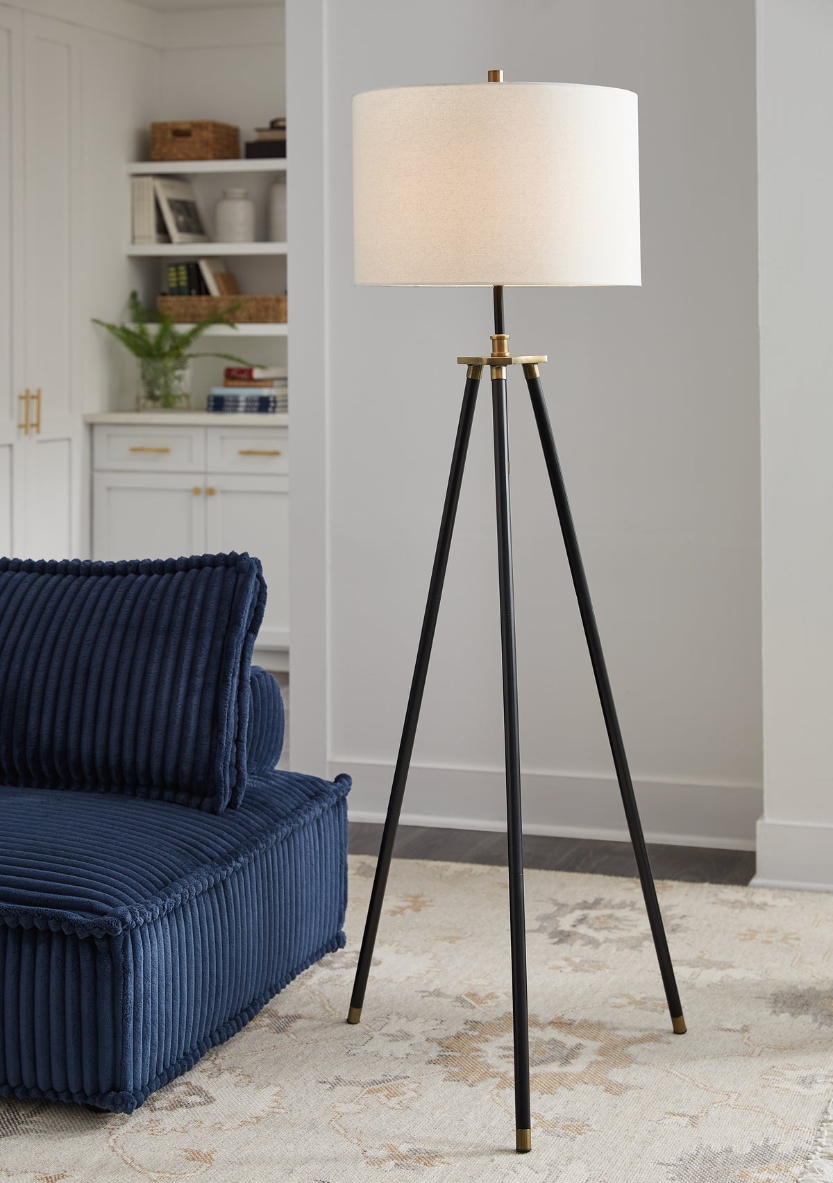 Diamond Furniture - Ashley Furniture - Cashner Lighting - Metal Floor Lamp (1/CN) / Black/Gold Finish - L206101