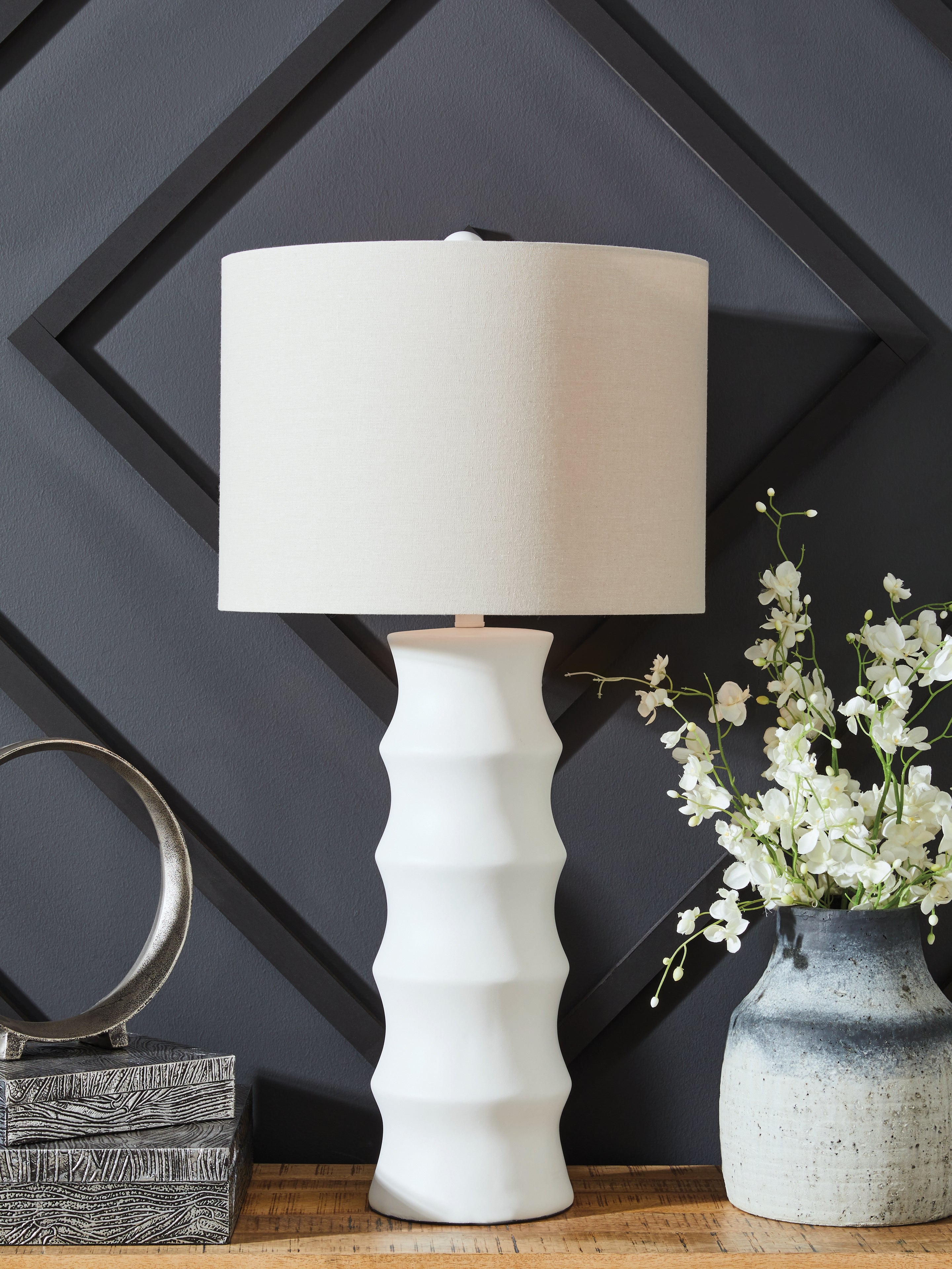 Diamond Furniture - Ashley Furniture - Veraleigh Lighting - Poly Table Lamp (1/CN) / White - L235854