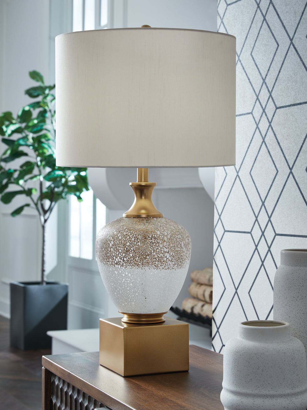 Diamond Furniture - Ashley Furniture - Tavisburg Lighting - Glass Table Lamp (1/CN) / Brown/White/Gold - L430894