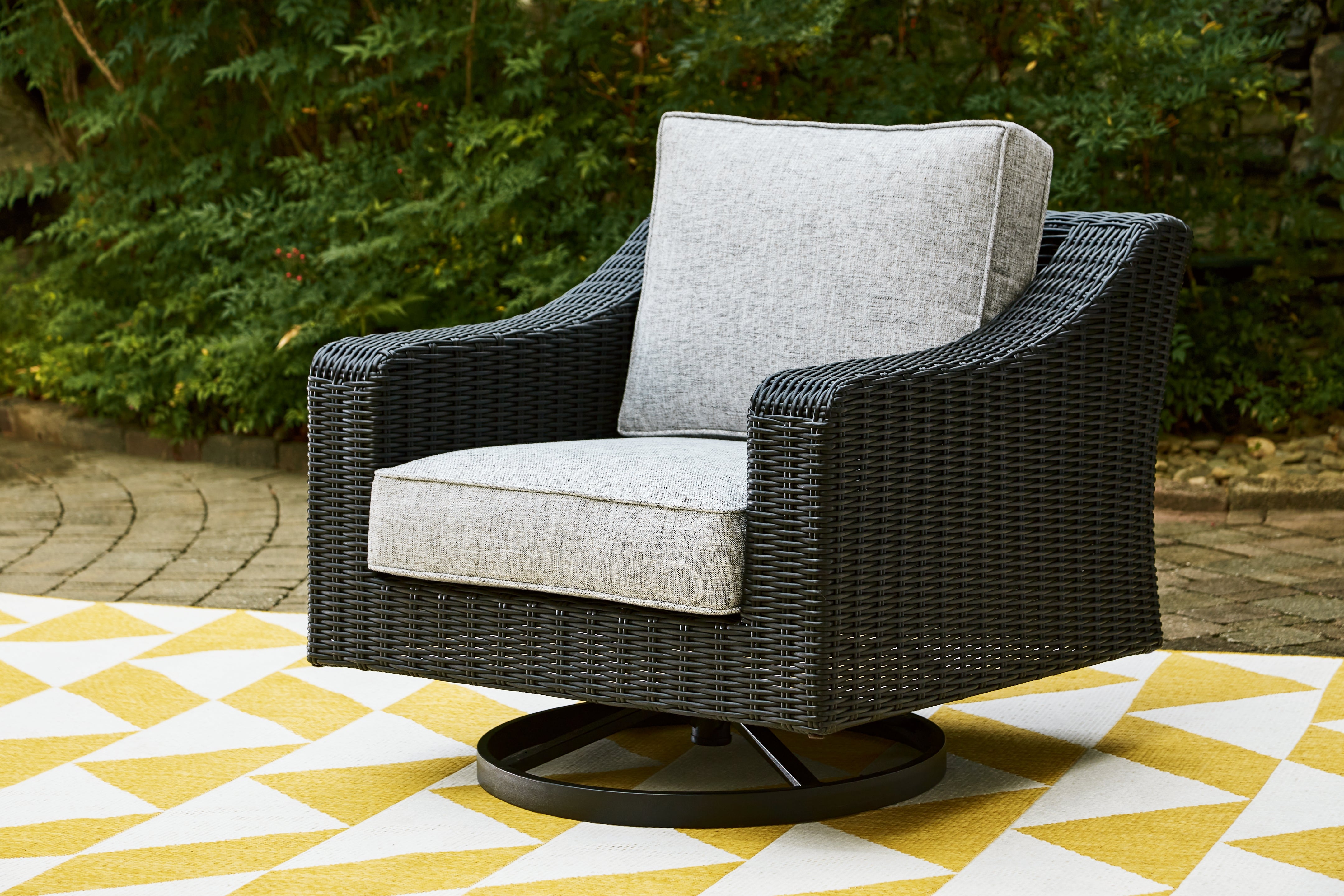 Diamond Furniture - Ashley Furniture - Beachcroft Outdoor - Swivel Lounge Chair (1/CN) / Black/Light Gray - P792-821