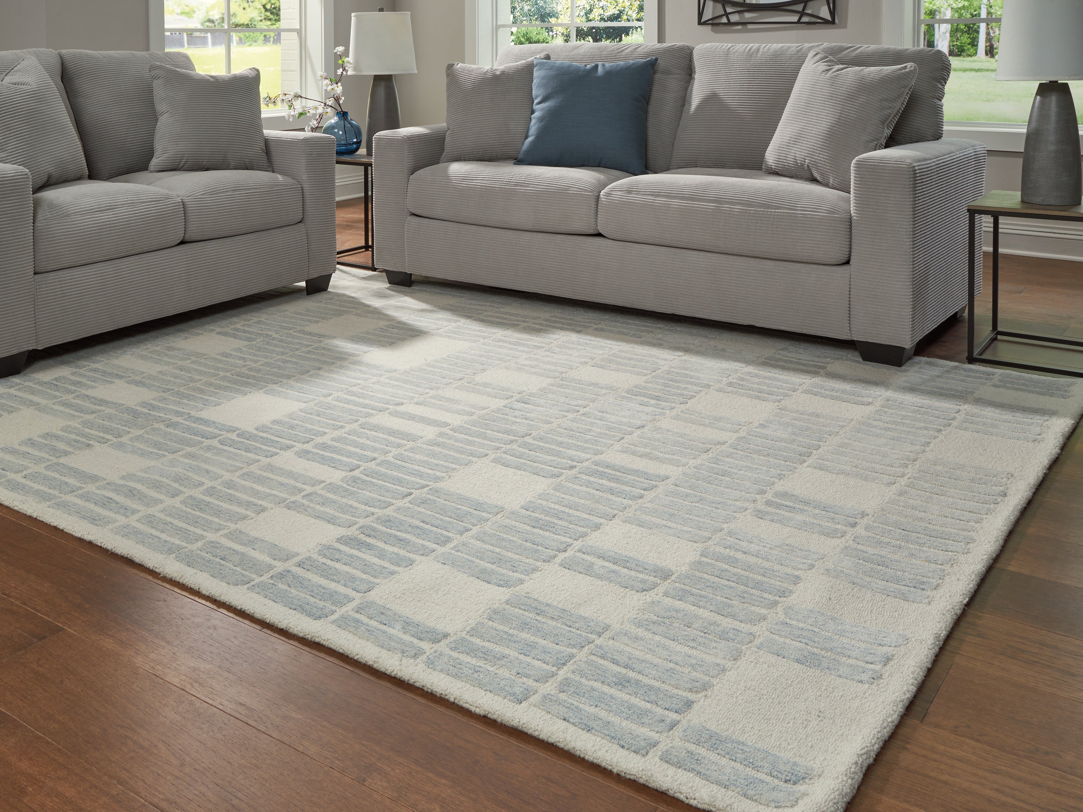 Diamond Furniture - Ashley Furniture - Dylanton Rug - 5' x 7' Area Rug / Ivory/Blue - R407812