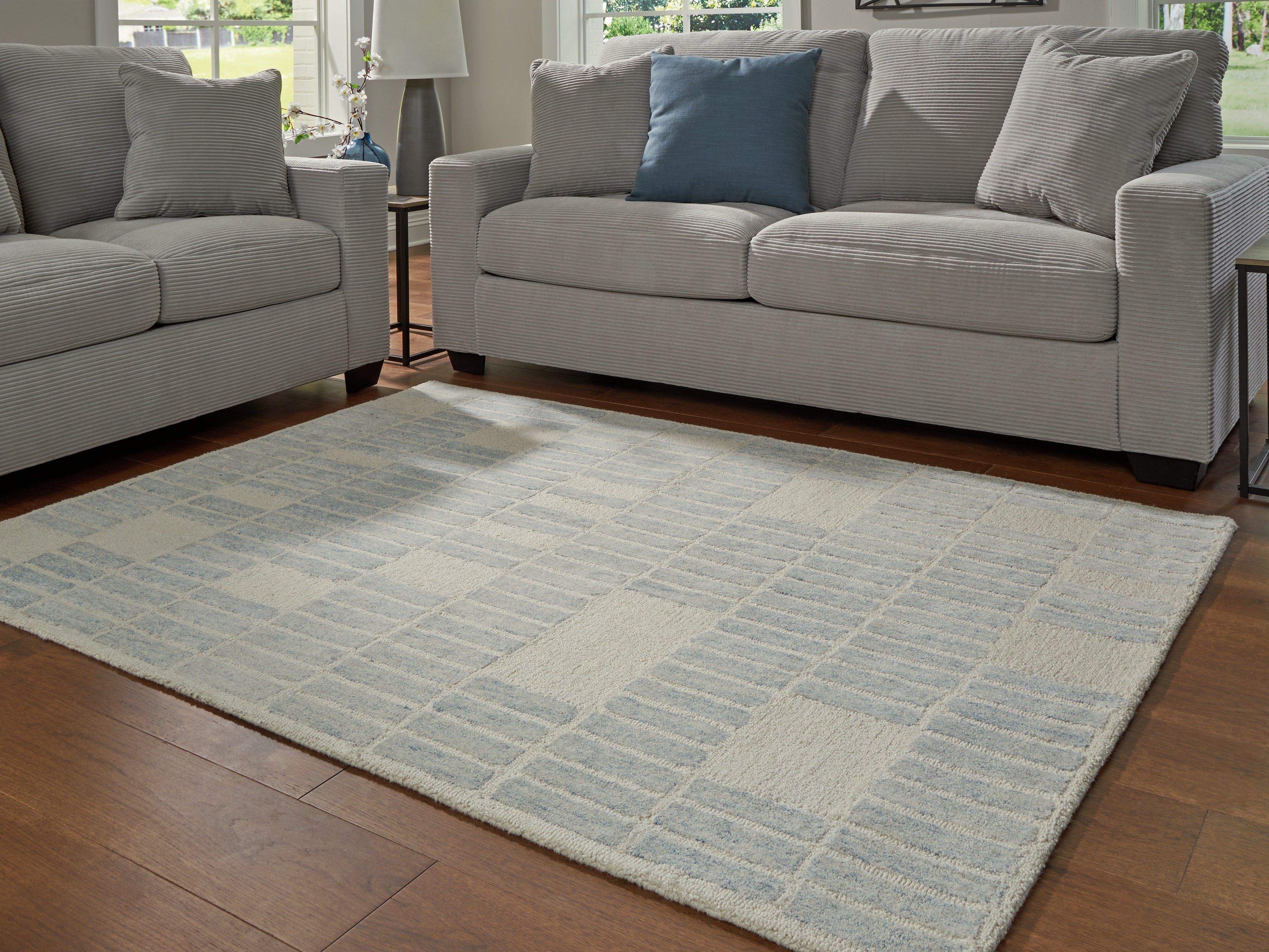 Diamond Furniture - Ashley Furniture - Dylanton Rug - 5' x 7' Area Rug / Ivory/Blue - R407812