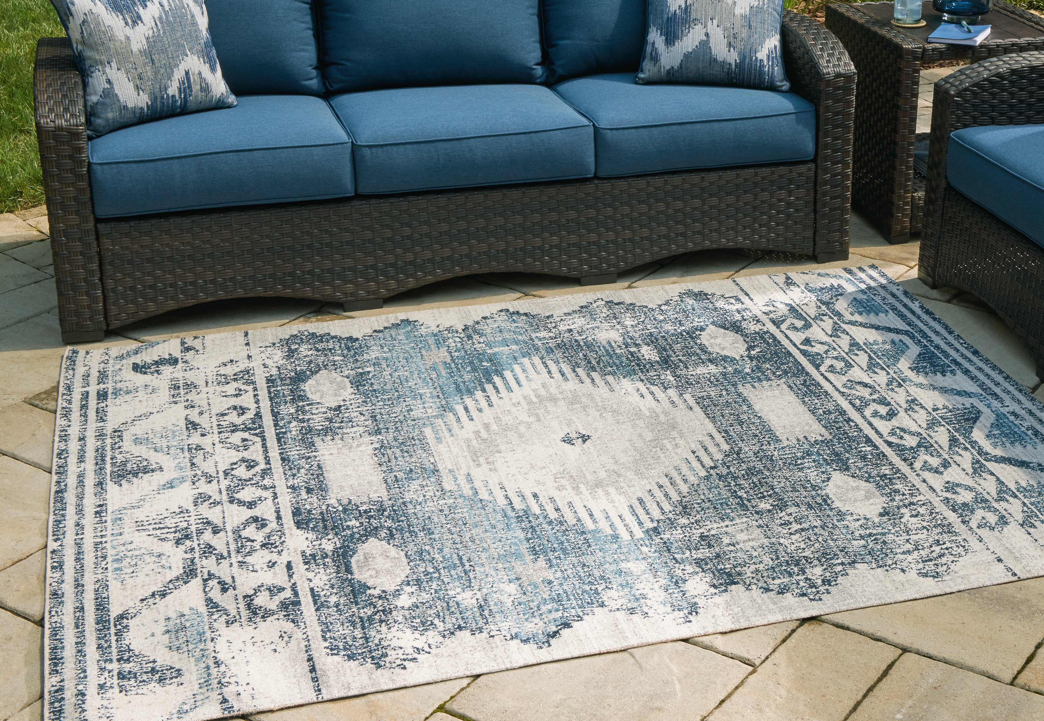 Diamond Furniture - Ashley Furniture - Daddridge 8' x 10' Rug - 8' x 10' Rug - R900101